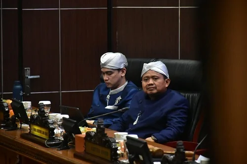 Bupati Sumedang,Dony Ahmad Munir didampingi Wabup M.Fajar Aldila saat rapat Paripurna DPRD Sumedang.Dok-Diskominfosanditik Sumedang