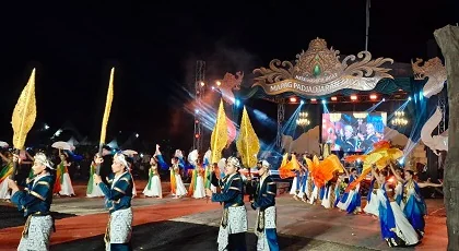 Gubernur Jawa Barat Dedi Mulyadi takjub dengan suguhan Penampilan Teatrikal Gabungan Sanggar Tari dan Budaya di Sumedang.Ist