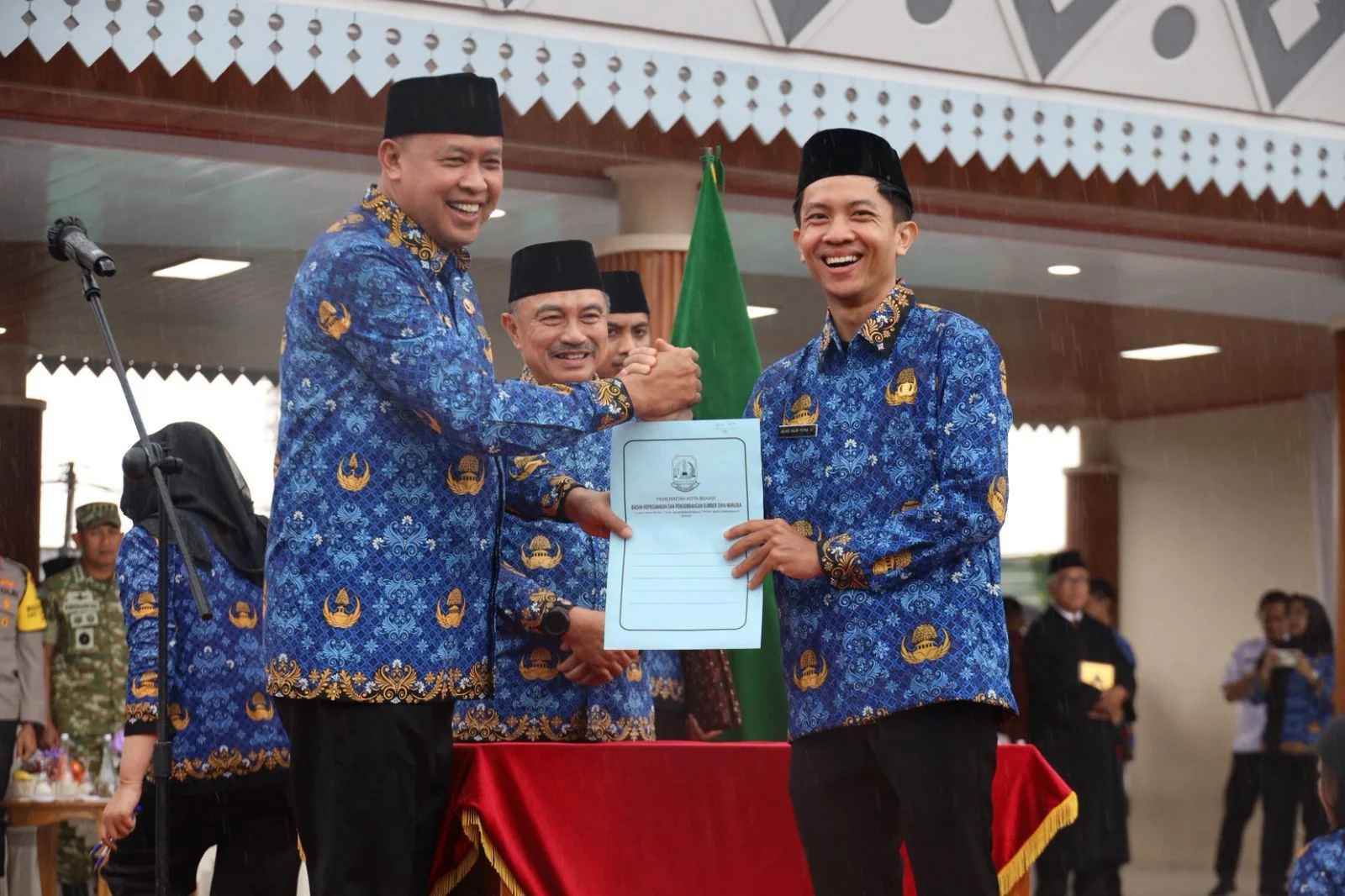 Pelantikan tersebut dipimpin langsung oleh Wali Kota Bekasi, Tri Adhianto, serta disaksikan oleh Kepala Badan Kepegawaian Negara (BKN) RI, Prof. Zudan Arief, sebagai bentuk dukungan pemerintah pusat terhadap proses penataan ASN di daerah. Turut hadir pula