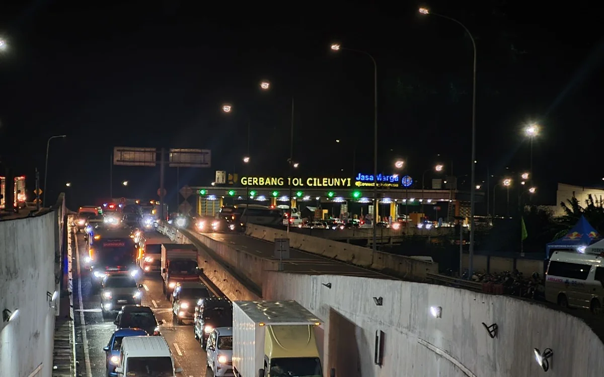 Arus lalu lintas di Gerbang Tol Cileunyi, Kabupaten Bandung, Jawa Barat, mengalami kepadatan dan peningkatan drastis pada H-2 Lebaran atau Jumat malam, 28 Maret 2025.