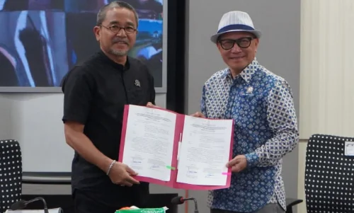 Kepala Dinas Pariwisata dan Kebudayaan Jawa Barat Benny Bachtiar (kiri) bersama Ketua Tim WBTB Jawa Barat Bucky Wibawa Karya Guna saat pengumuman 42 karya budaya menjadi WBTB, di Kota Bandung, Kamis (9/1/2025).