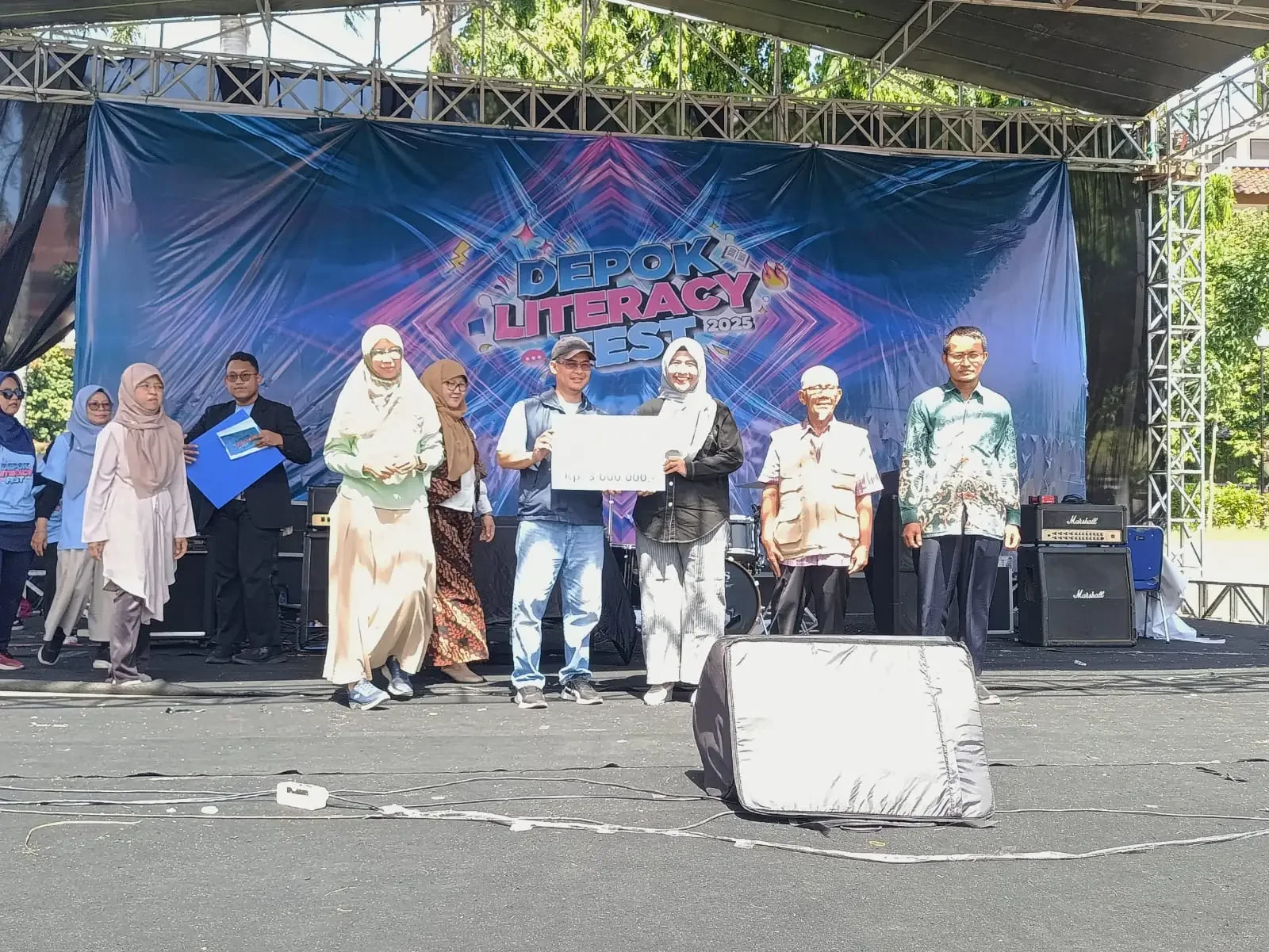 Penutupan acara Depok Literacy Festival (DLF) 2025 di DOS, Minggu (09/11/25). (Foto: Diskominfo Depok).