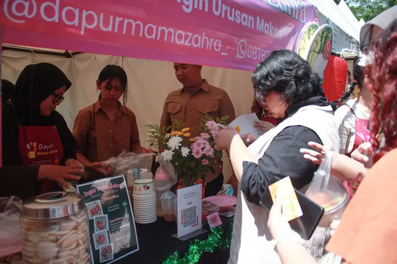 Pengunjung beramai-ramai membeli produk Dapur Mama Zahra di Vokhumfest 2026, belum lama ini. (Foto: Narasumber)