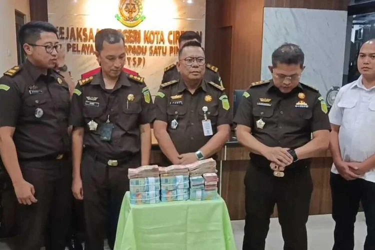 Jajaran Kejari Kota Cirebon merilis hasil penyidikan kasus pemotongan dana PIP Aspirasi di SMAN 7 Kota Cirebon pada Selasa malam, 22 Juli 2025. (Foto Kompas.com)