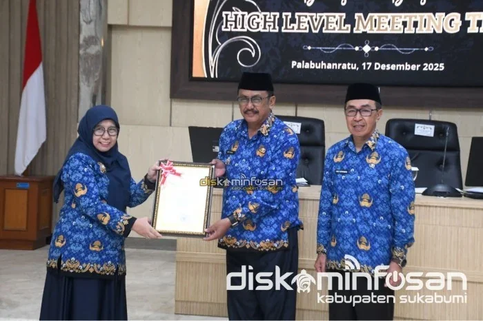 Bupati Sukabumi, Asep Japar, saat memimpin Rapat Dinas Bulan Desember 2025 di Aula Sekretariat Daerah.