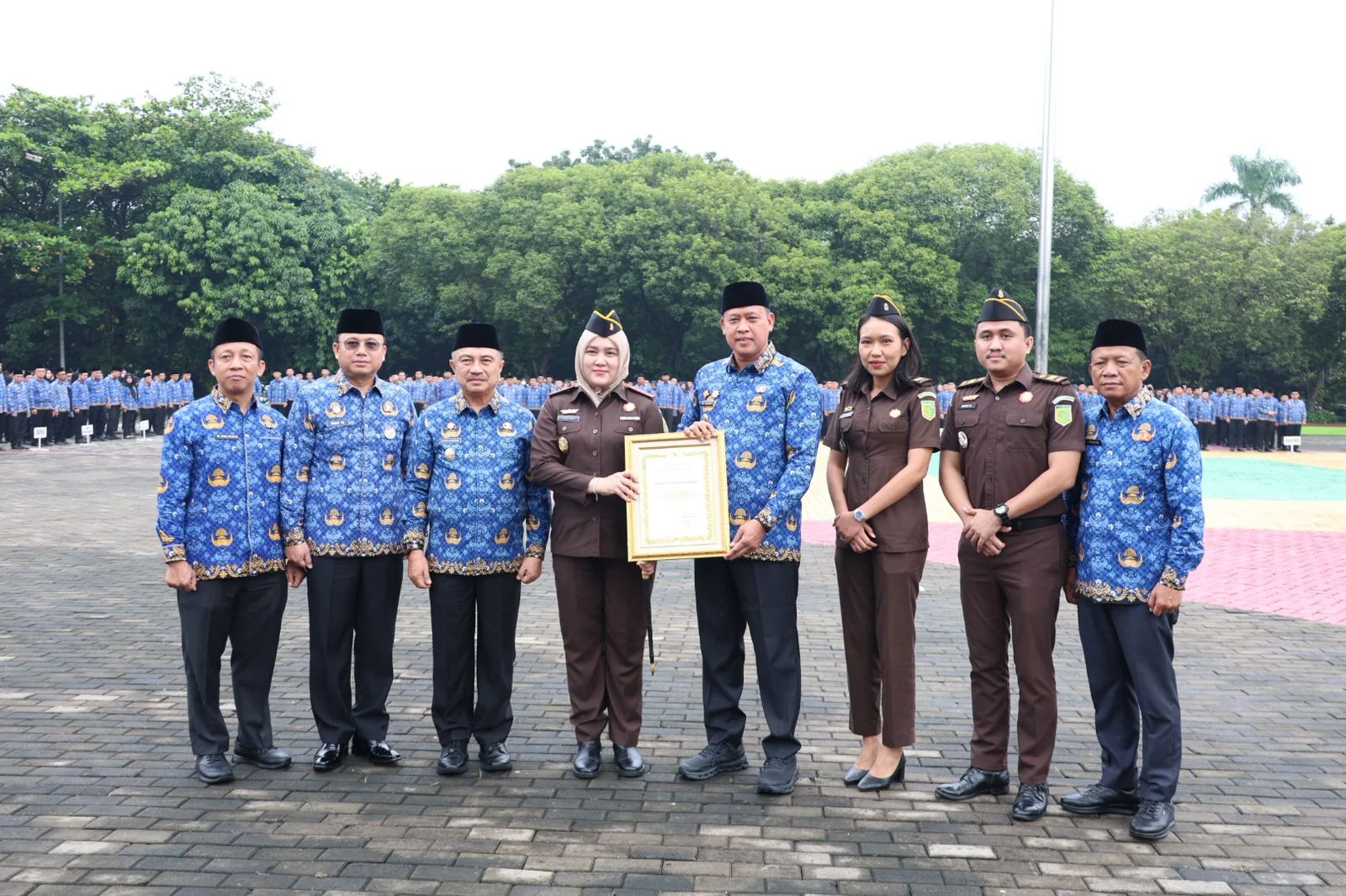 Wali Kota Bekasi, Tri Adhianto memimpin Apel Senin Pagi di lingkungan Kantor Pemerintah Kota Bekasi. Hadir pula Wakil Wali Kota Bekasi, Harris Bobihoe, beserta seluruh jajaran dan aparatur Pemerintah Kota Bekasi.Dok-Diskominfostandi Kota Bekasi