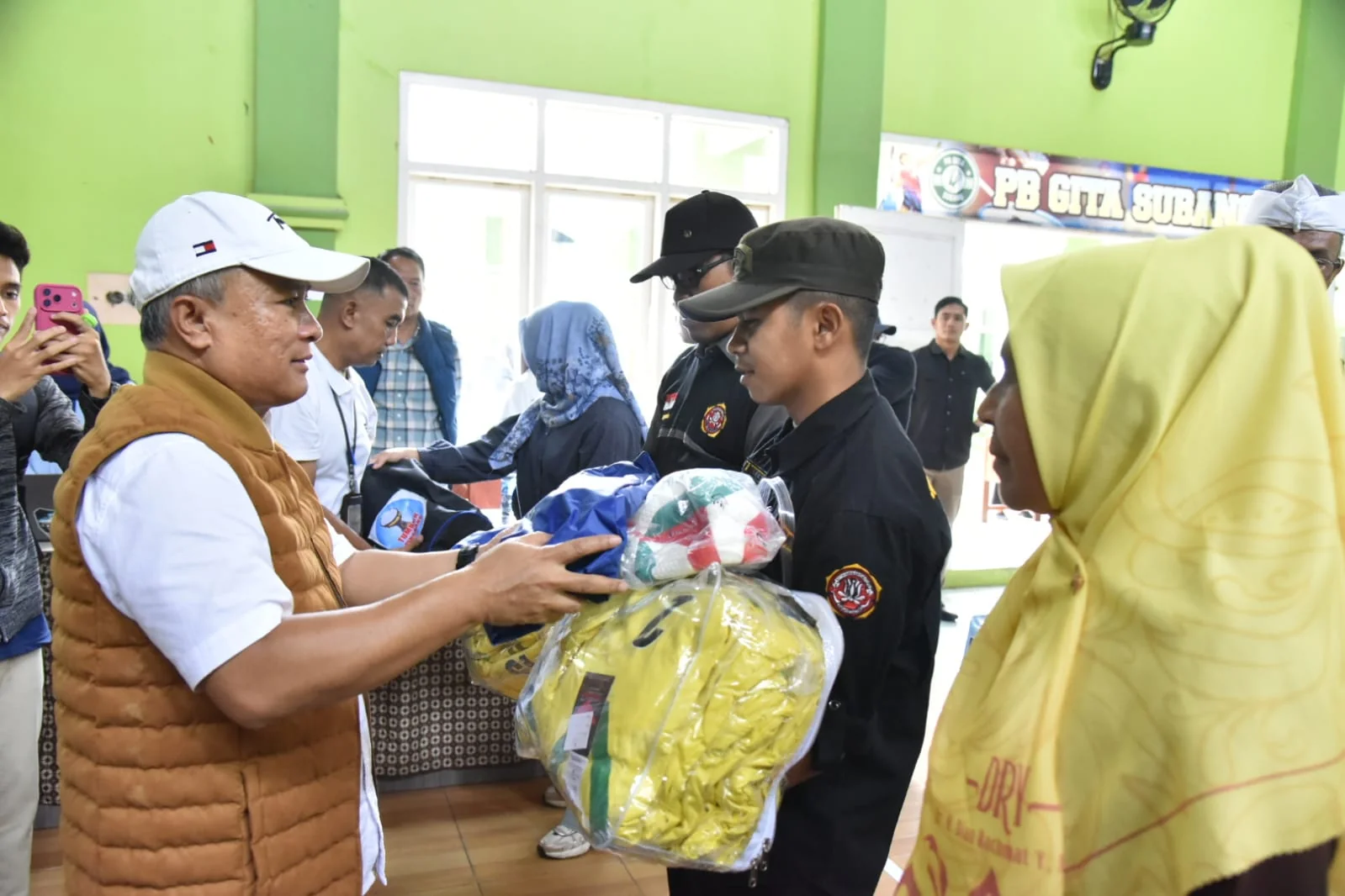Bupati Kuningan Dr. H. Dian Rachmat Yanuar, M.Si., bersama istri, Sekda Uu Kusmana, S.Sos., M.Si., serta Anggota DPRD Kabupaten Kuningan Jajang Jana.Dok-IKP/Diskomimfo/Prokompim