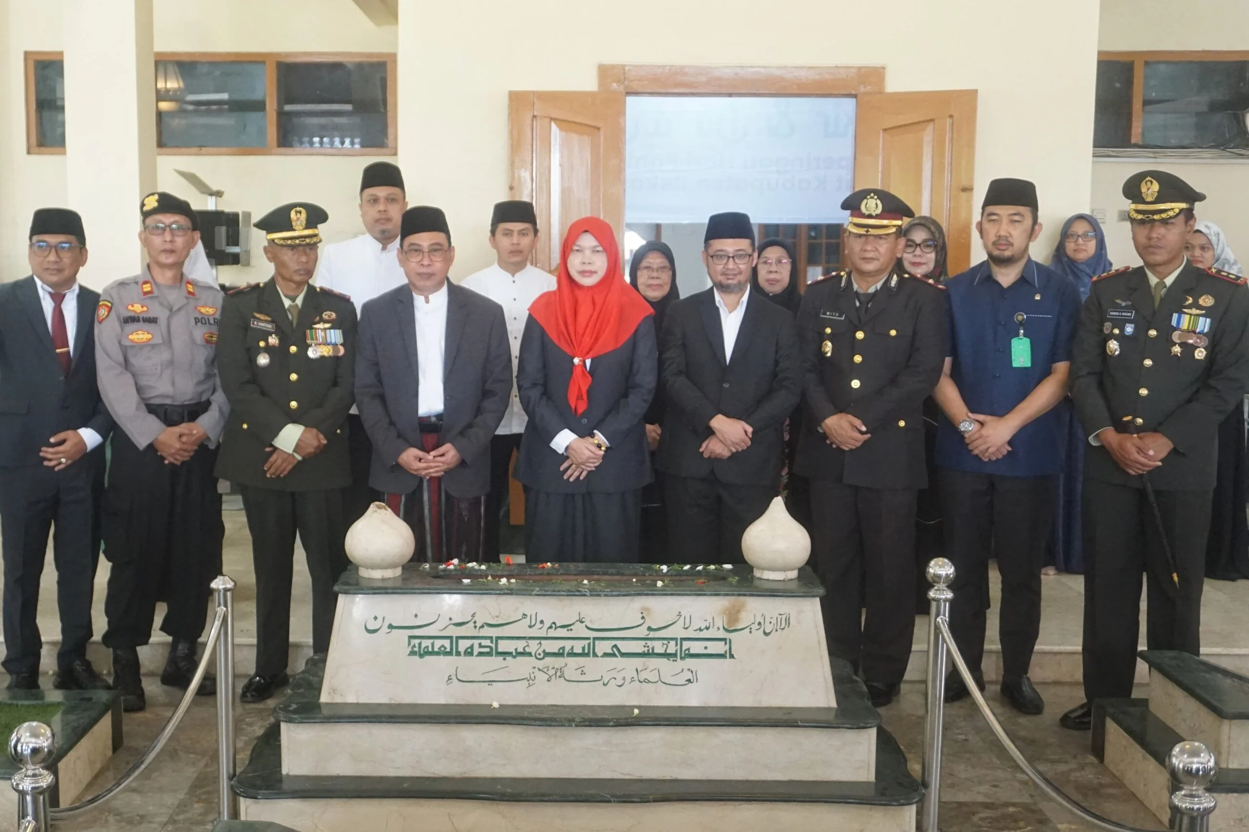 Pemkab Bekasi bersama Forkopimda menggelar Tabur Bunga, Dzikir dan Doa Bersama untuk menyambut peringatan Hari Pahlawan ke-80 di Makam Pahlawan Nasional Ulama Pejuang KH. Noer Ali. Berlokasi di Komplek Ponpes At-Taqwa Putri, Kecamatan Babelan. Pada Sabtu,