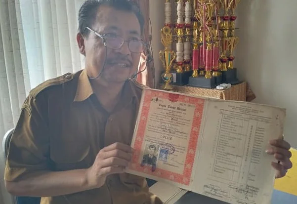 Ijazah berusia 53 tahun milik seorang siswa masih tersimpan rapih dan tidak diambil pemiliknya di SMA Negeri 1 Cianjur, Jawa Barat.