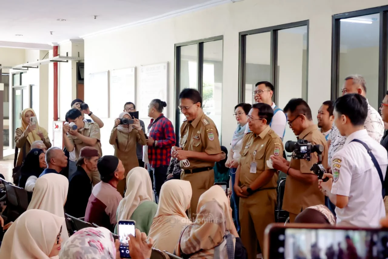 Bupati Herdiat juga menyempatkan diri untuk menyapa dan berinteraksi langsung dengan para pasien.Ist
