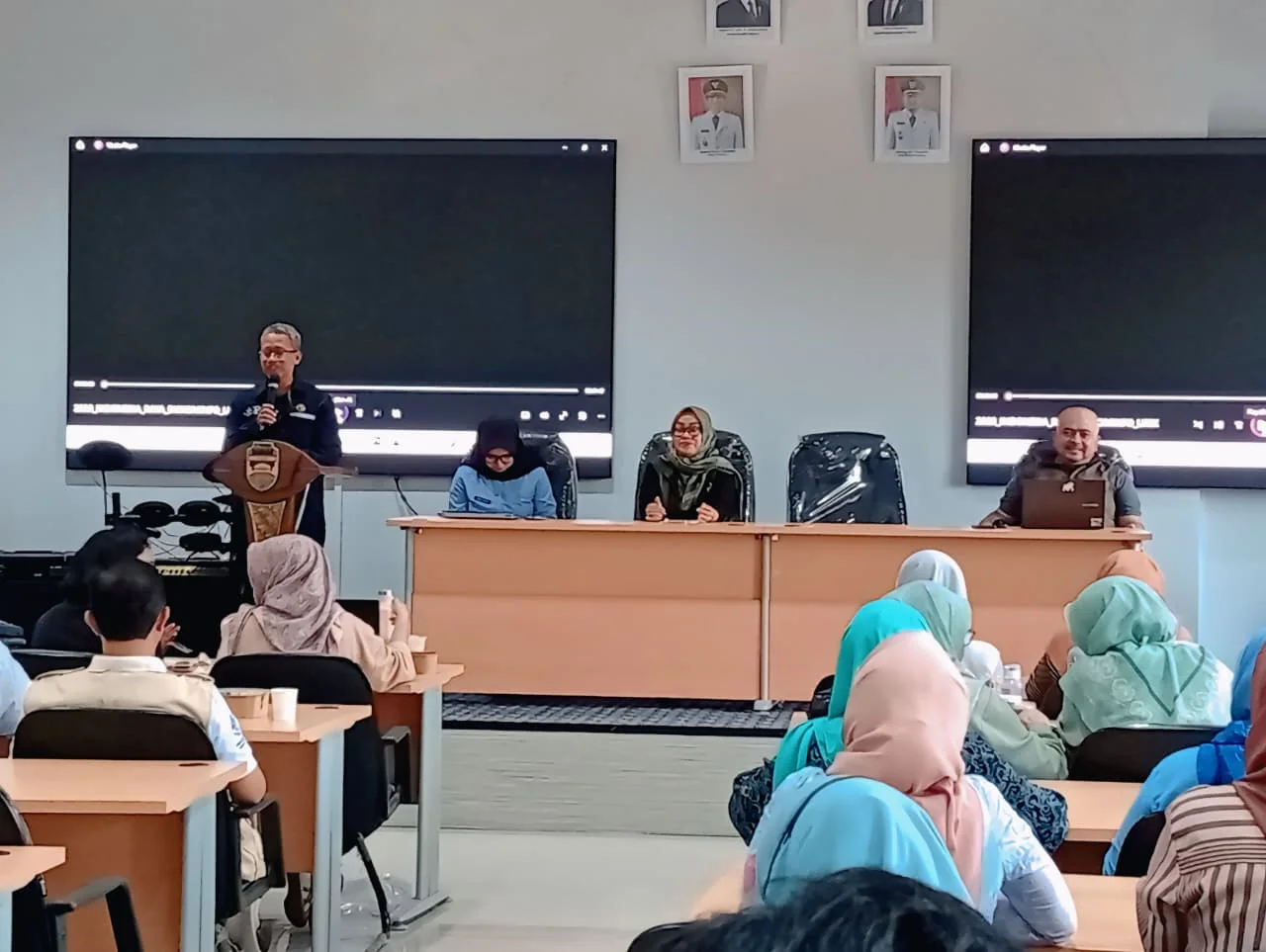 Kepala Bidang Informasi dan Komunikasi Publik (IKP) Diskominfo Purwakarta, Sri Budiyanti, JF Pranata Humas Diskominfo Purwakarta, Andis Maulana dan Penata Layanan Operasional, Riska Amalia sebagai narasumber.Ist