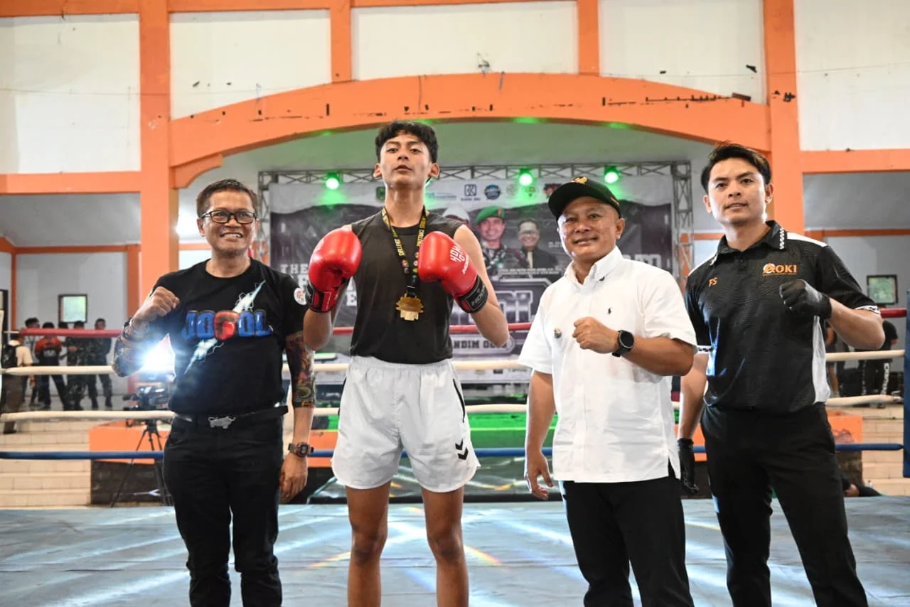 Bupati Kuningan Dian Rachmat Yanuar mengapresiasi pelaksanaan kegiatan Jogol (Jogging Olahraga Bersama) yang dirangkaikan dengan event boxing dan kickboxing di GOR Ewangga, Sabtu (20/12/2025).Ist