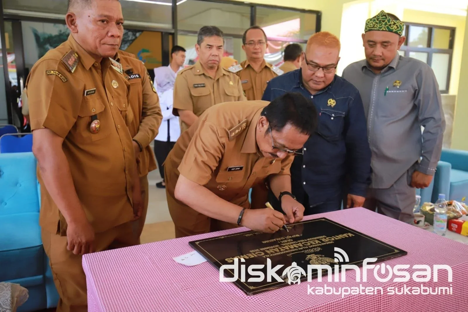 Bupati Sukabumi  Asep Japar meresmikan Kantor Kecamatan Ciemas yang telah selesai direhabilitasi dalam sebuah acara yang digelar di halaman kantor kecamatan.Dok- Bid IKP/Diskominfosan