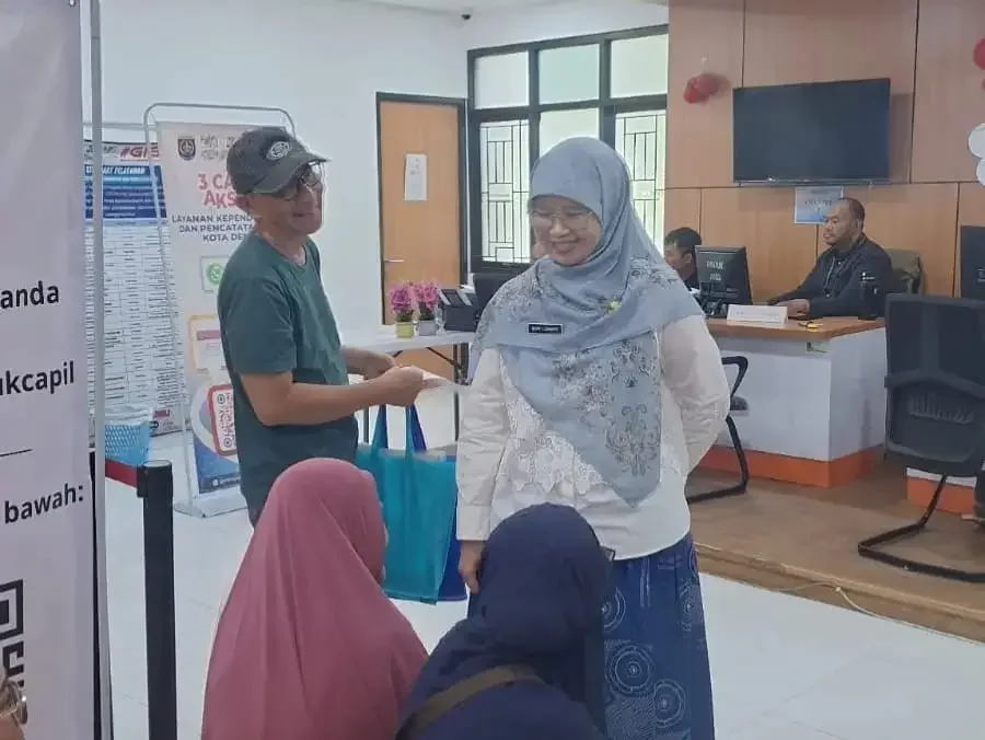 Kepala Disdukcapil Kota Depok Mary Liziawati (kanan) menyapa warga yang mengurus dokumen kependudukan di MPP Kota Depok. (Foto: Diskominfo Depok).
