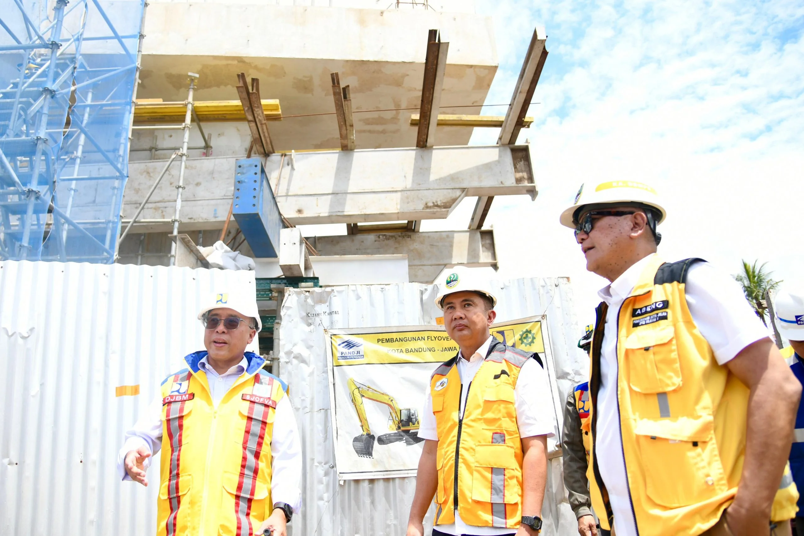 Pj Gubernur Jawa Barat Bey Machmudin meninjau pembangunan _flyover_ Nurtanio di Jalan Komodor Udara Supadio, Kota Bandung, Senin (16/12/2024).