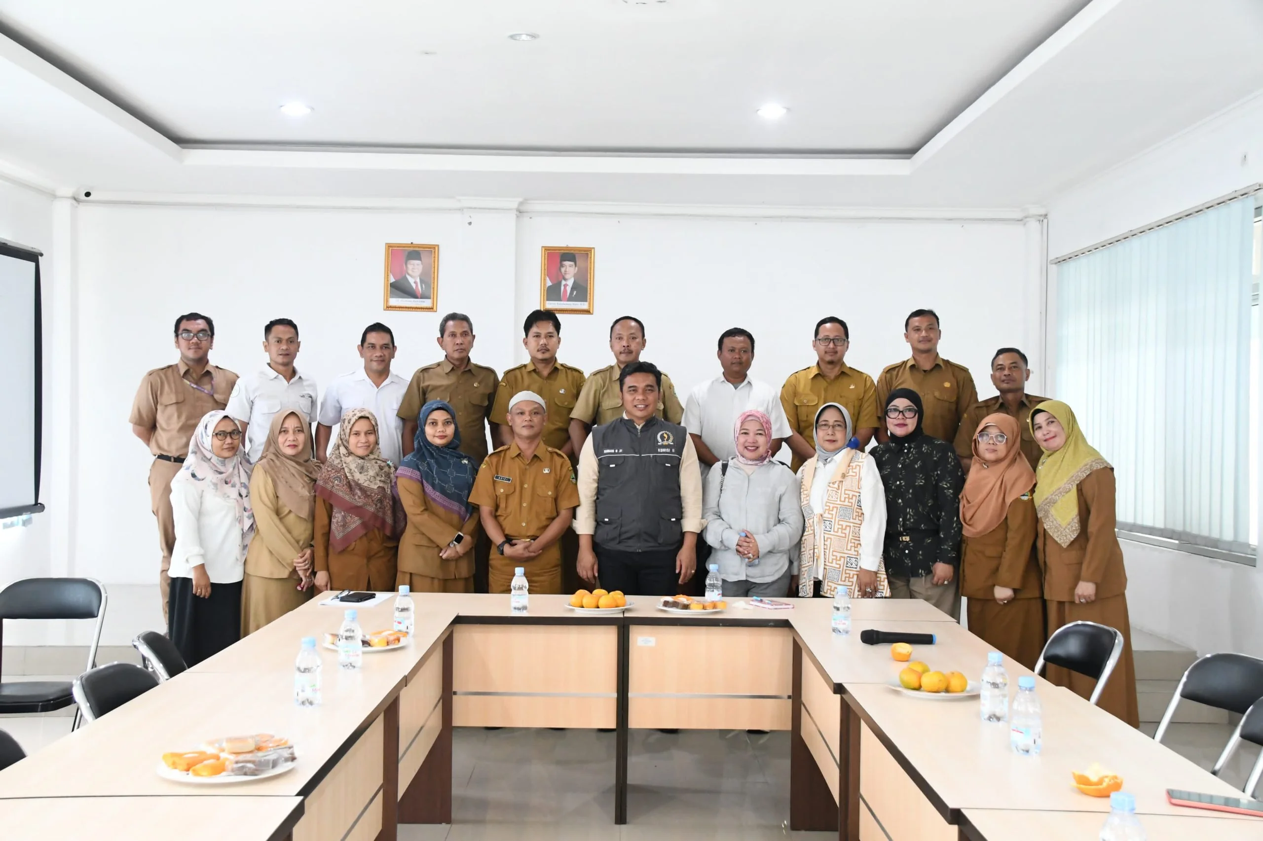 Ketua Komisi II DPRD Provinsi Jawa Barat, Bambang Mujiarto, ST. saat kunjungan kerja ke UPTD Pengujian dan Penerapan Mutu Produk Perikanan Kota Cirebon, Selasa (25/02/2025).
