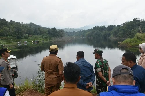 Bupati Sumedang  Dony Ahmad Munir bersama jajaran Forkopimda, Balai Perbaikan Jalan Nasional (BPJN), BBWS, CKJT, PUTR Provinsi Jabar dan CV Tintin memantau  langsung Bendung Cihamerang.Ist
