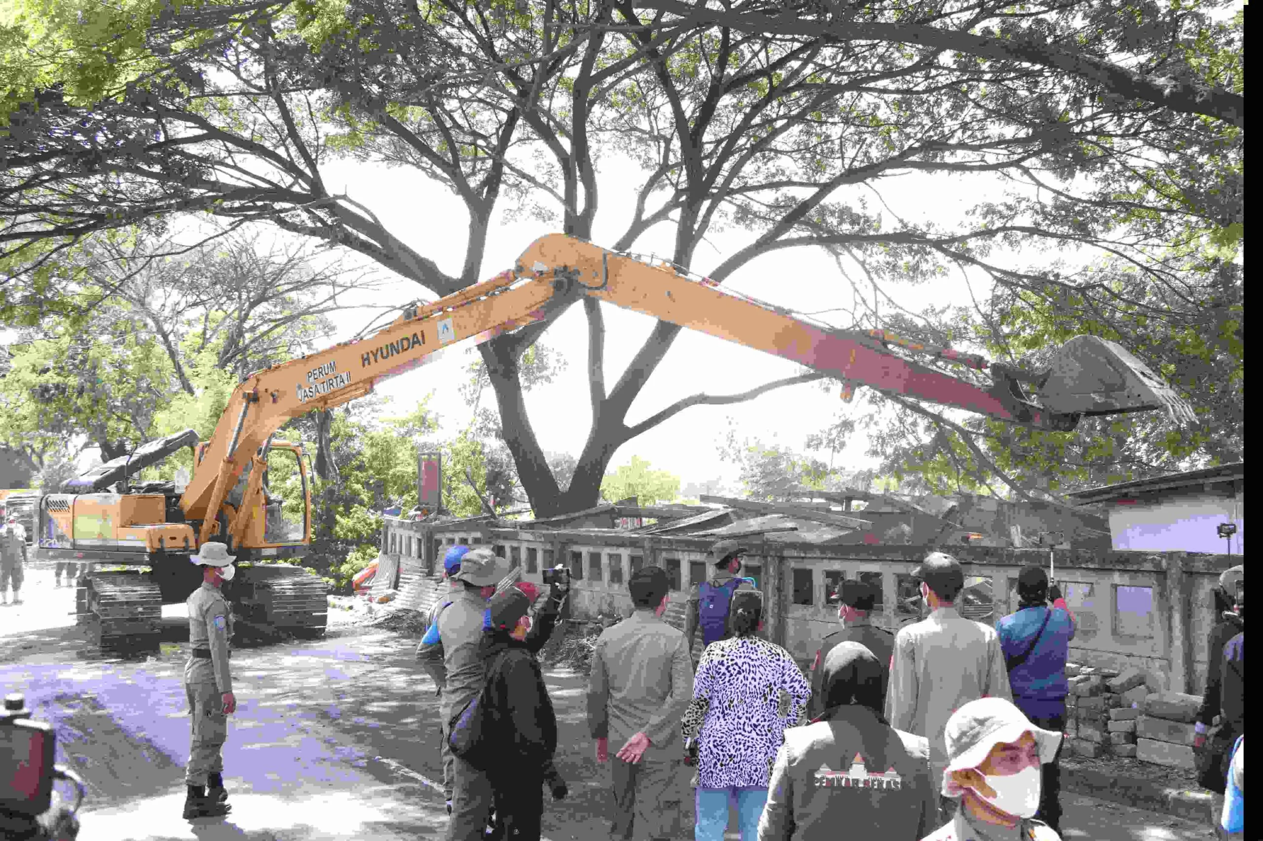 Pemerintah Kabupaten Bekasi melalui Satuan Polisi Pamong Praja (Satpol PP) melaksanakan penertiban Ratusan Bangunan Liar dibantaran Sungai Kalimalang (Cikarang Selatan-Cikarang Pusat), pada Selasa (16/12/2025). Foto: Jaja Jaelani/Diskominfosantik.