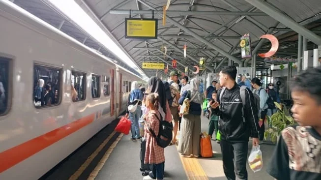 Naik Kereta Masih Favorit, Jutaan Penumpang Gunakan KA Lokal Bandung Raya dan Garut