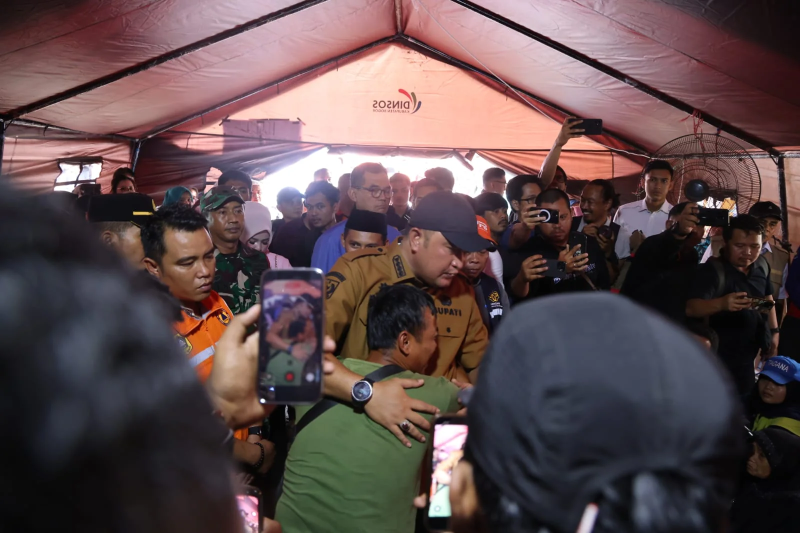 Bupati Bogor, Rudy Susmanto memastikan Pemerintah Kabupaten Bogor akan membantu perbaikan dan pembangunan kembali rumah warga yang terdampak bencana pergeseran tanah di Desa Pabuaran, Kecamatan Sukamakmur.Dok-Diskominfo Kab Bogor