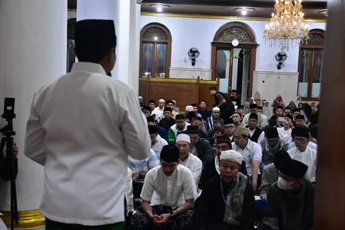 Bupati Dony Ahmad Munir sampaikan hasil rakornas ke jemaah Salat Subuh di MAsjid Agung Sumedang.Dok-Diskominfosanditik Sumedang