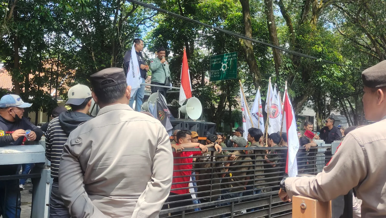 Aliansi Jabar Maju melakukan Unras di Kantor Disdik Jabar,Selasa,3/2 Jl.Dr Radjiman Bandung.Dok-KabarSunda