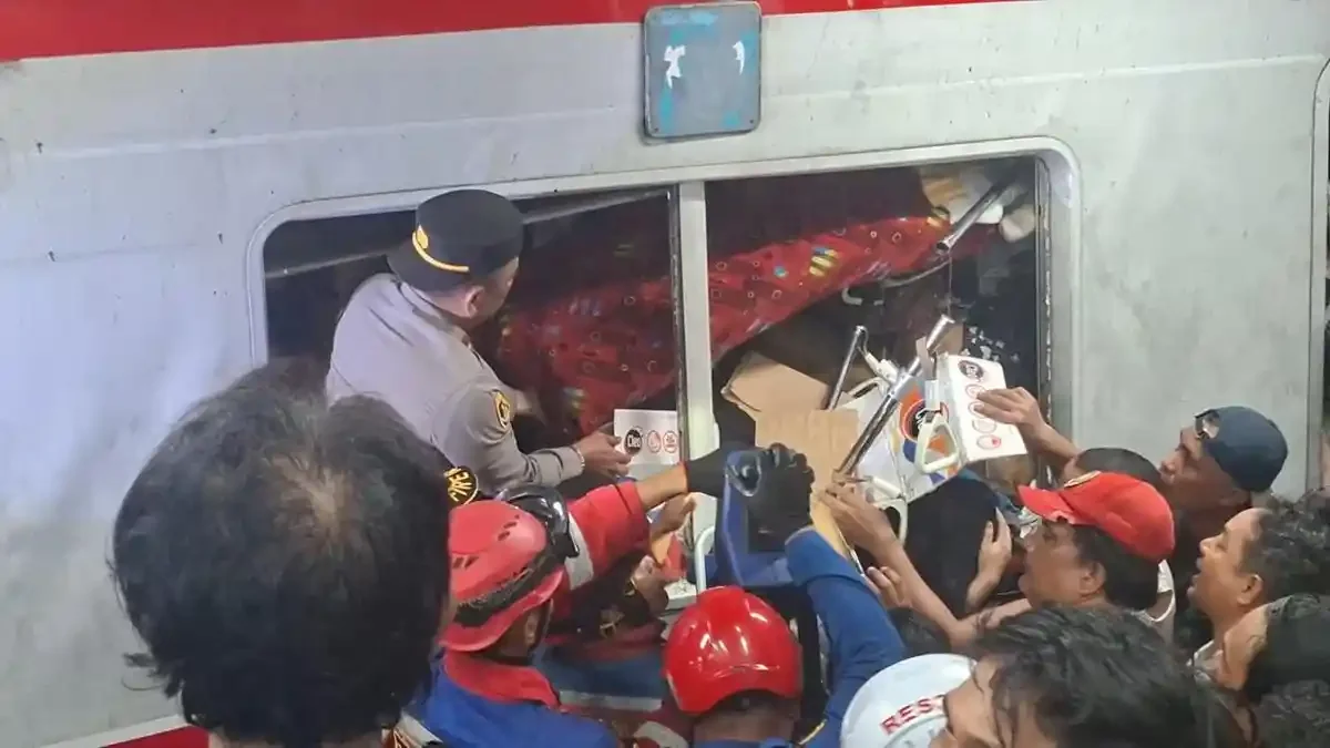 KRL Ditabrak Kereta Jarak Jauh di Wilayah Bekasi Timur