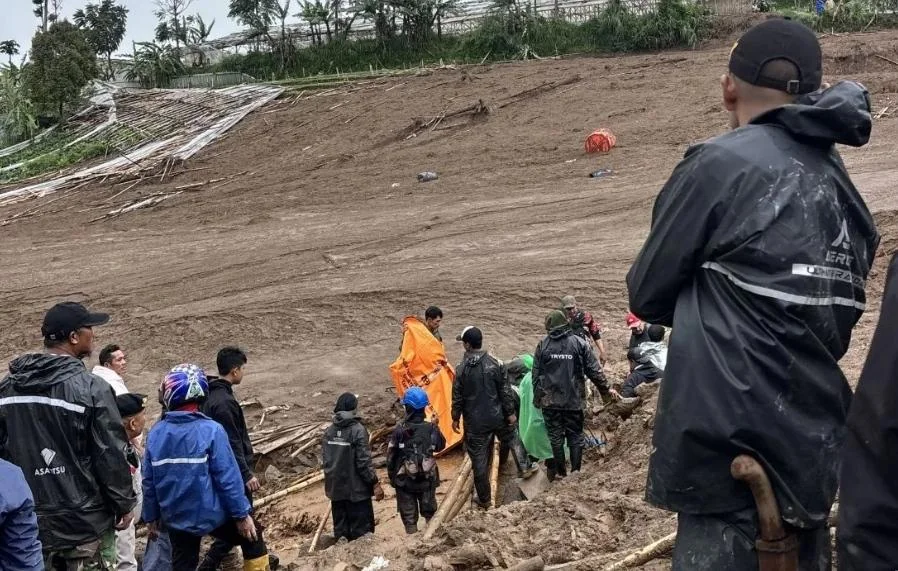 Longsor Cisarua KBB: Puluhan Orang Masih Hilang, Tim SAR Perluas Lokasi Pencarian Korban