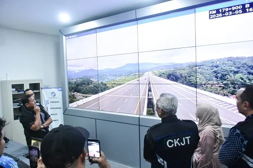 Bupati Sumedang Dony Ahmad Munir didampingi Sekretaris Daerah Tuti Ruswati kunjungan ke kantor pengelola Citra Karya Jabar Tol (CKJT) untuk memastikan kesiapan menghadapi arus mudik Lebaran di Jalan Tol Cisumdawu.Dok-Diskominfosanditik Sumedang