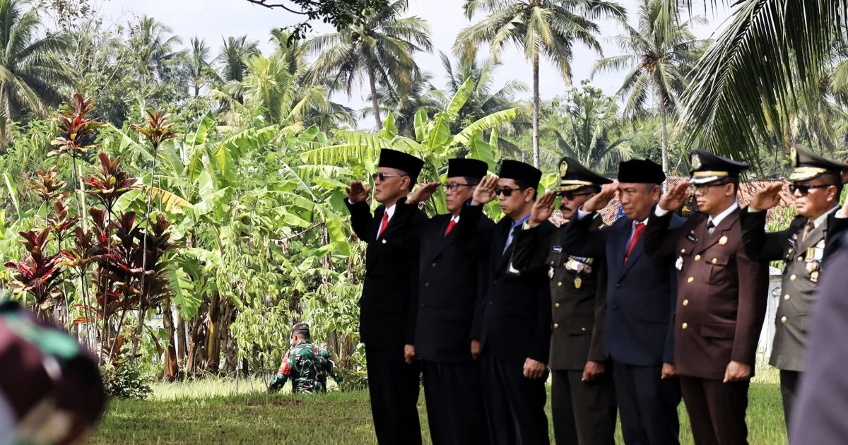Ketua DPRD dan Bupati Herdiat Sunarya ziarah dan tabur bunga di Taman Makam Pahlawan.Ist