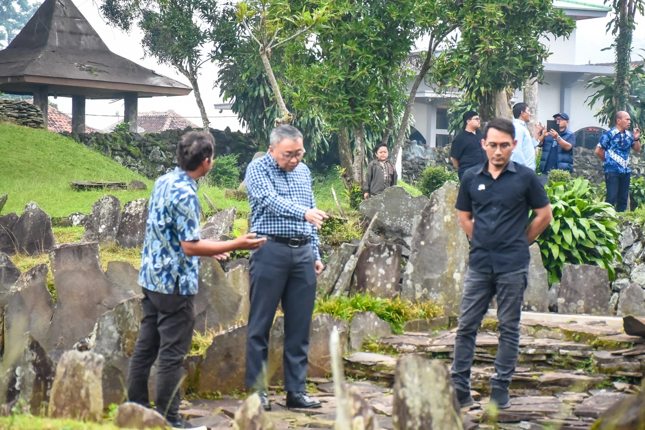 Ketua Komisi V DPRD Provinsi Jawa Barat  Yomanius Untung S Pd saat melakukan kunjungan ke Museum Situs Taman Purbakala Cipari, Kabupaten Kuningan, Kamis, (16/01/2025)