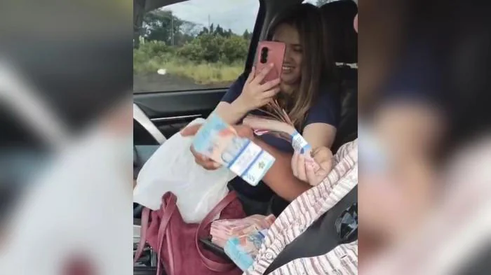 Dedi Mulyadi Sindir Istri Kades Rengasjajar Pamer Uang Gepokan, Pekerja Diupah Rendah