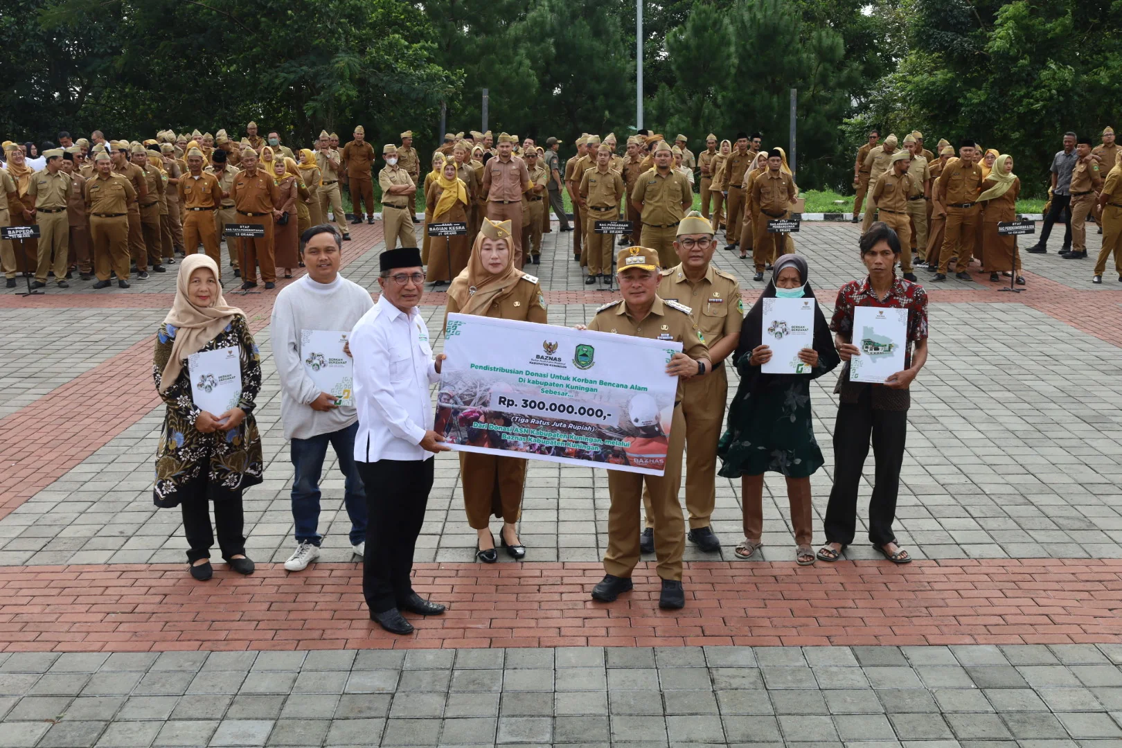 Bupati Kuningan Dian Rachmat Yanuar.Wakil Bupati Kuningan Tuti Andriani, Sekretaris Daerah Kabupaten Kuningan Uu Kusmana, serta seluruh kepala SKPD se-Kabupaten Kuningan.  (IKP/DISKOMINFO)