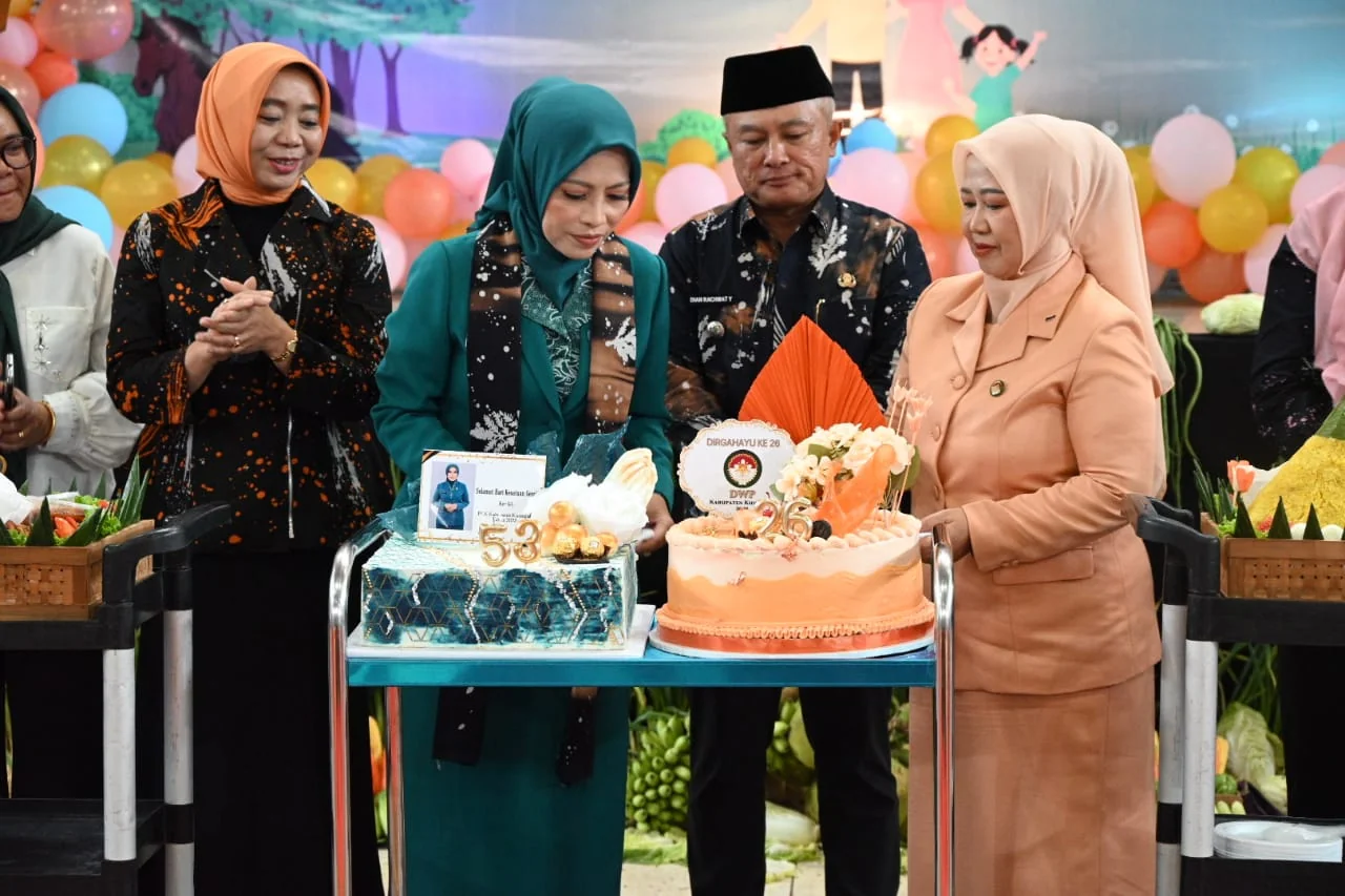 Acara dihadiri langsung oleh Bupati Kuningan Dr. H. Dian Rachmat Yanuar, M.Si., Wakil Bupati Hj. Tuti Andriani, S.H., M.Kn., Ketua Tim Penggerak PKK Hj. Ela Helayati, S.Sos., Ketua DWP Ny. Yati U Kusmana, jajaran Forkopimda, serta ribuan kader dari seluru