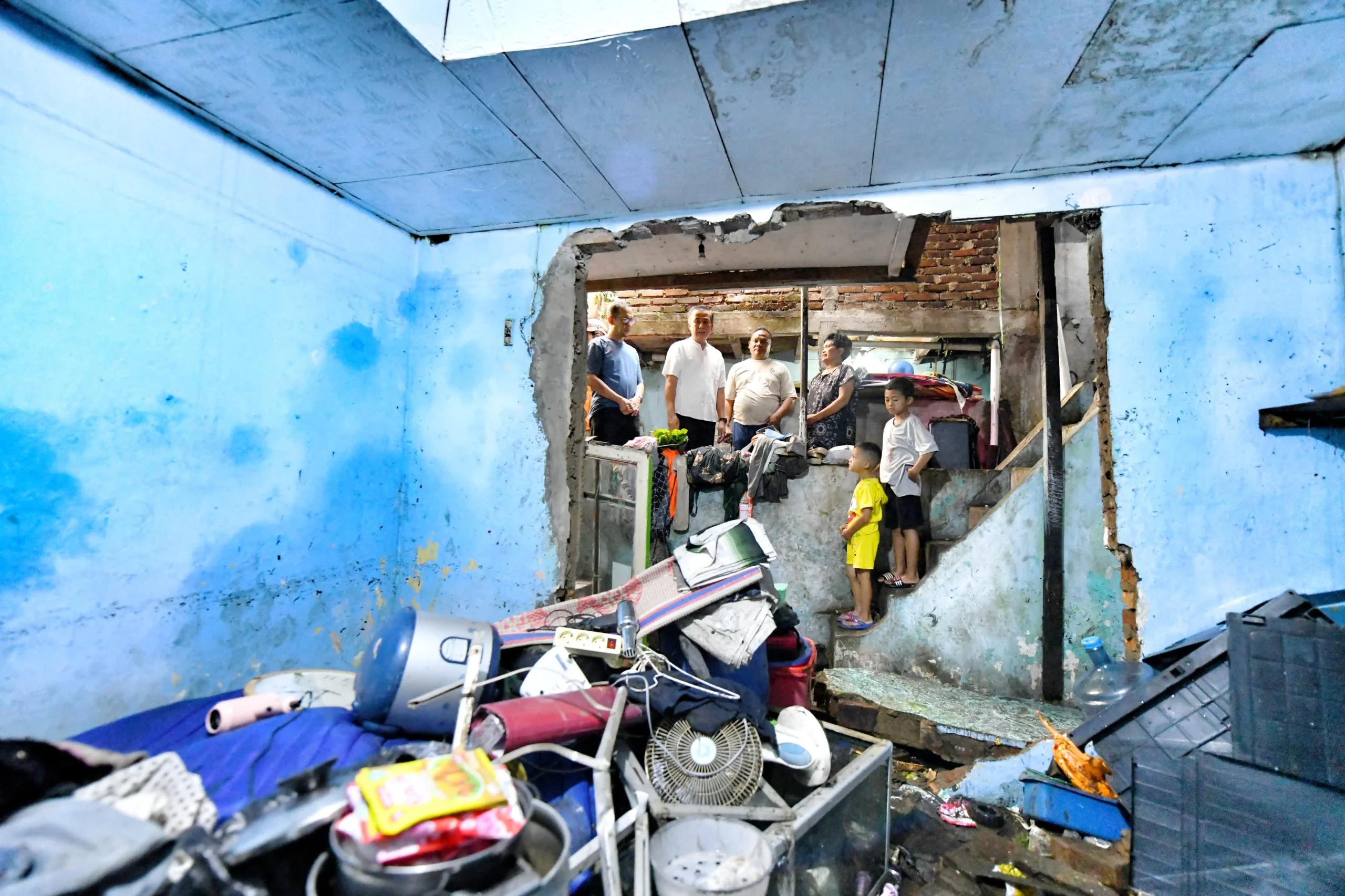 Salah satu dinding rumah warga yang jebol akibat banjir.