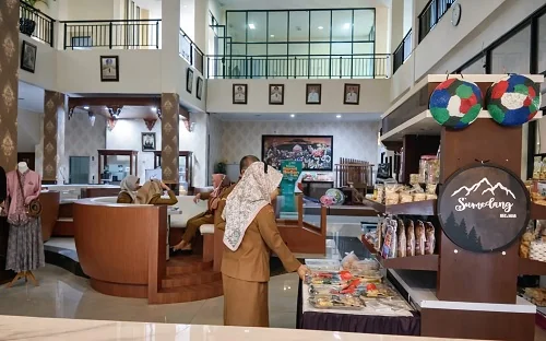 Bupati Sumedang Dony Ahmad Munir mendorong seluruh perangkat daerah di lingkungan Pemerintah Kabupaten Sumedang untuk memprioritaskan penggunaan produk Usaha Mikro, Kecil, dan Menengah (UMKM) lokal dalam setiap kegiatan pemerintahan.Dok-Diskominfosanditik