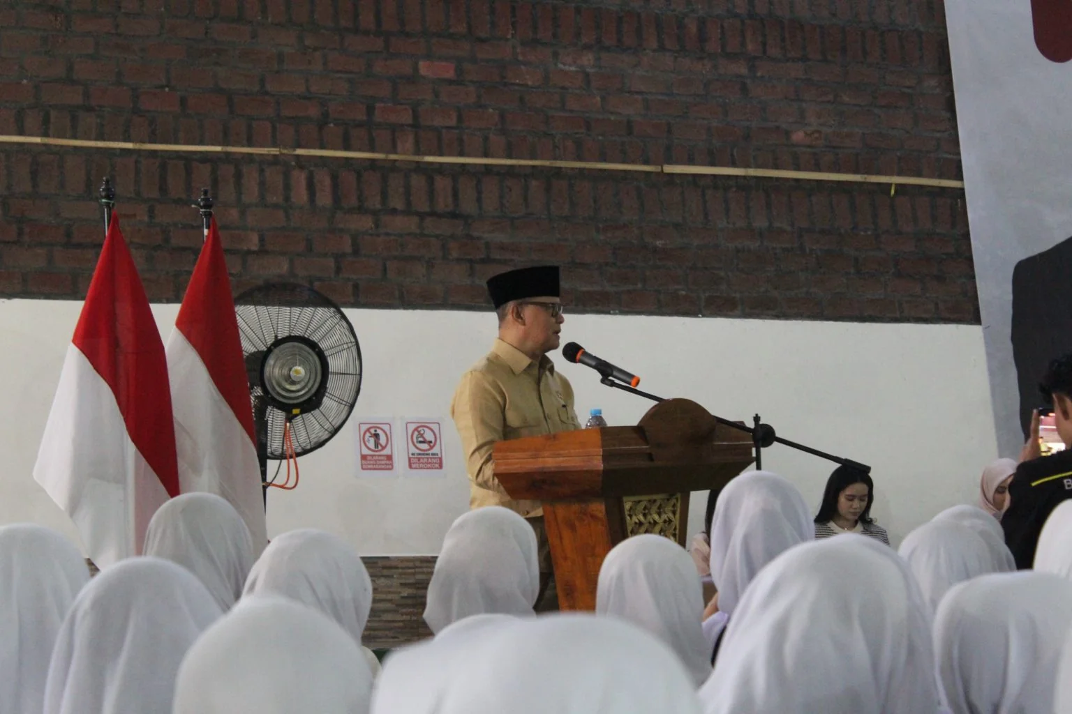 Menteri Perlindungan Pekerja Migran Indonesia (P2MI) Mukhtarudin, mengunjungi SMK Pasim Plus Sukabumi untuk mensosialisasikan program pemerintah SMK Go Global.Ist