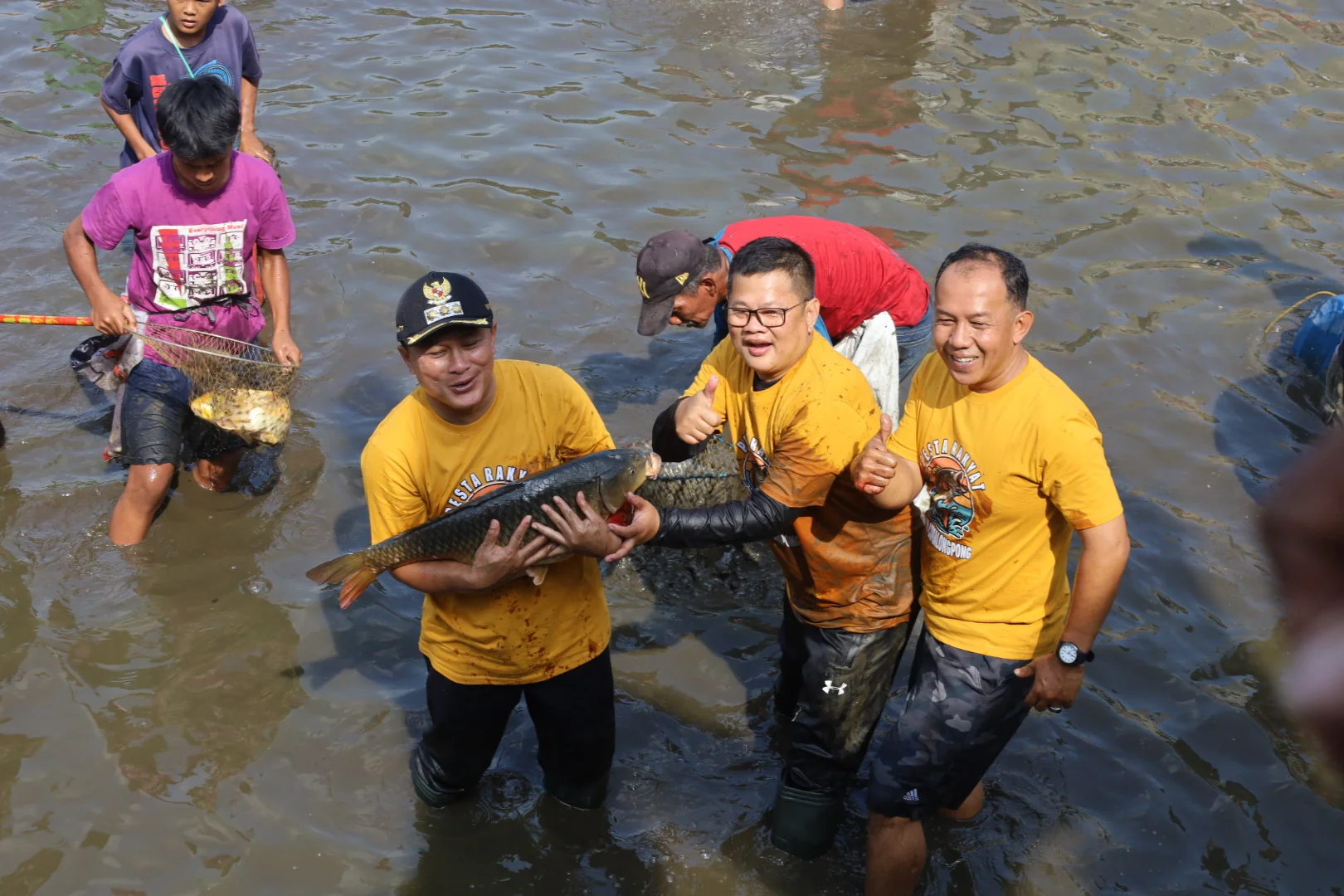 Bupati Kuningan, Dr. H. Dian Rachmat Yanuar, M.Si., pun turut berbaur bersama warga menangkap ikan.Ist