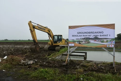 Pembangunan gedung Sekolah Rakyat (SR) Sumedang dimulai dengan dilakukan groundbreaking di lokasi SR Desa Sakurjaya, Kecamatan Ujungjaya.Dok-Diskomimfosanditik Sumedang