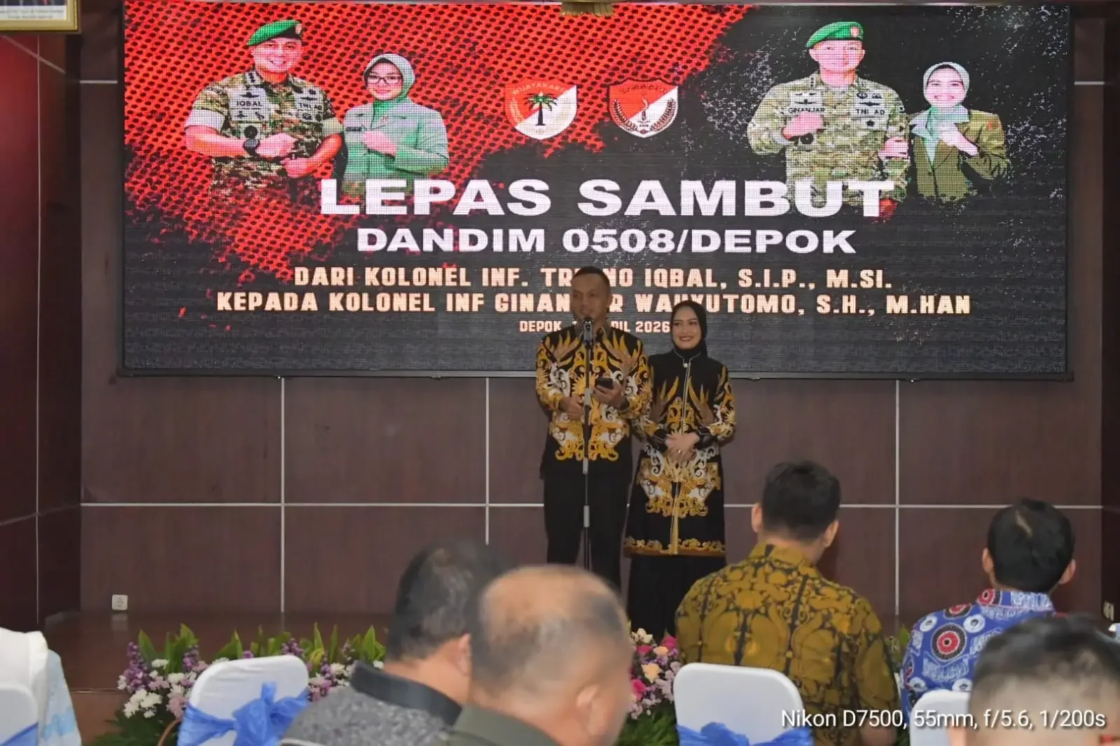 Dandim 0508/Depok Kolonel Infanteri Ginanjar Wahyutomo didampingi sang istri, Fitriana Yunita Puri saat menghadiri kegiatan pisah sambut Dandim 0508/Depok di Aula Teratai Balai Kota Depok (Foto: Kodim Depok)