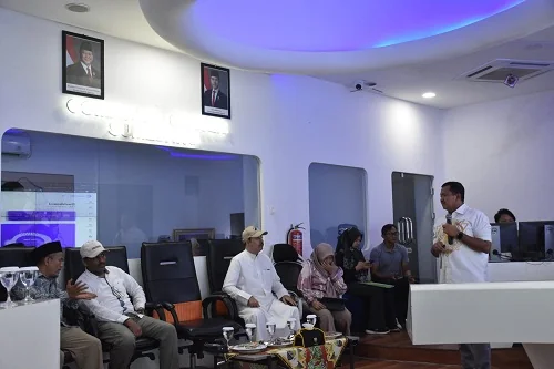 Bupati Sumedang Dony Ahmad Munir menerima kunjungan Kuwaiti Business Leader, Husain Ali Alrasid, di Command Center Kabupaten Sumedang.Dok-Diskominfosanditik Sumedang