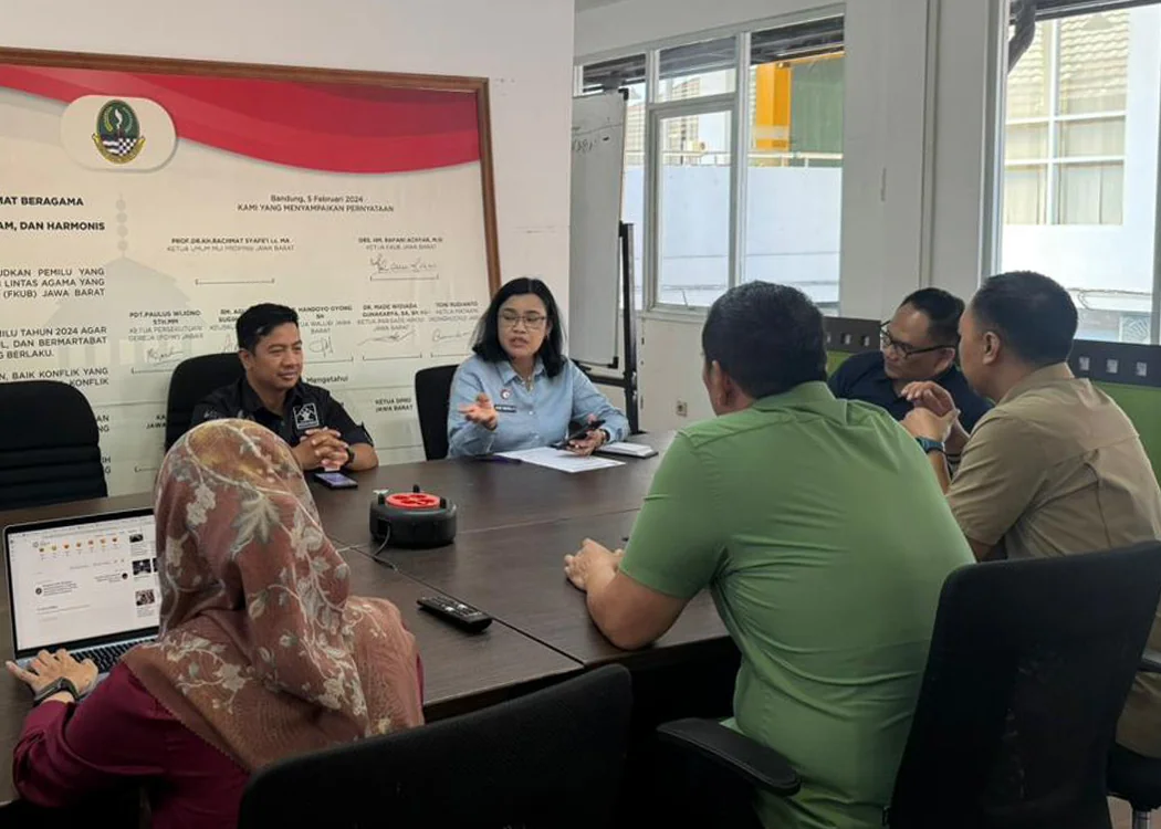 Kantor Wilayah Kementerian Hukum Jawa Barat (Kanwil Kemenkum Jabar) melalui Bidang Administrasi Hukum Umum (AHU) dan dilaksanakan oleh Kepala Bidang Pelayanan AHU Ave Maria Sihombing menghadiri undangan rapat koordinasi Tim Terpadu Pengawasan Ormas yang b