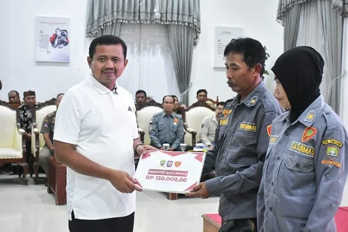 Insentif tersebut diserahkan secara simbolis oleh Bupati Sumedang Dony Ahmad Munir kepada 500 orang perwakilan dari total 5.635 anggota Satlinmas di Gedung Negara.Dok-Diskominfosanditik Sumedang