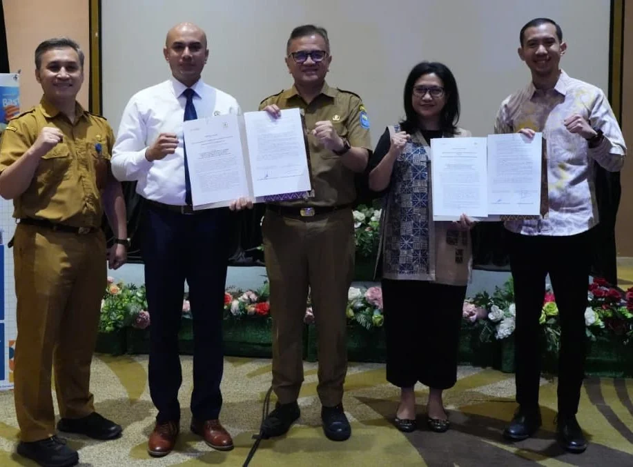 Ketua Dekranasda Kota Bandung, Aryatri Benarto bersama Kepala Disdagin Kota Bandung, Ronny Ahmad Nurudin.Ist