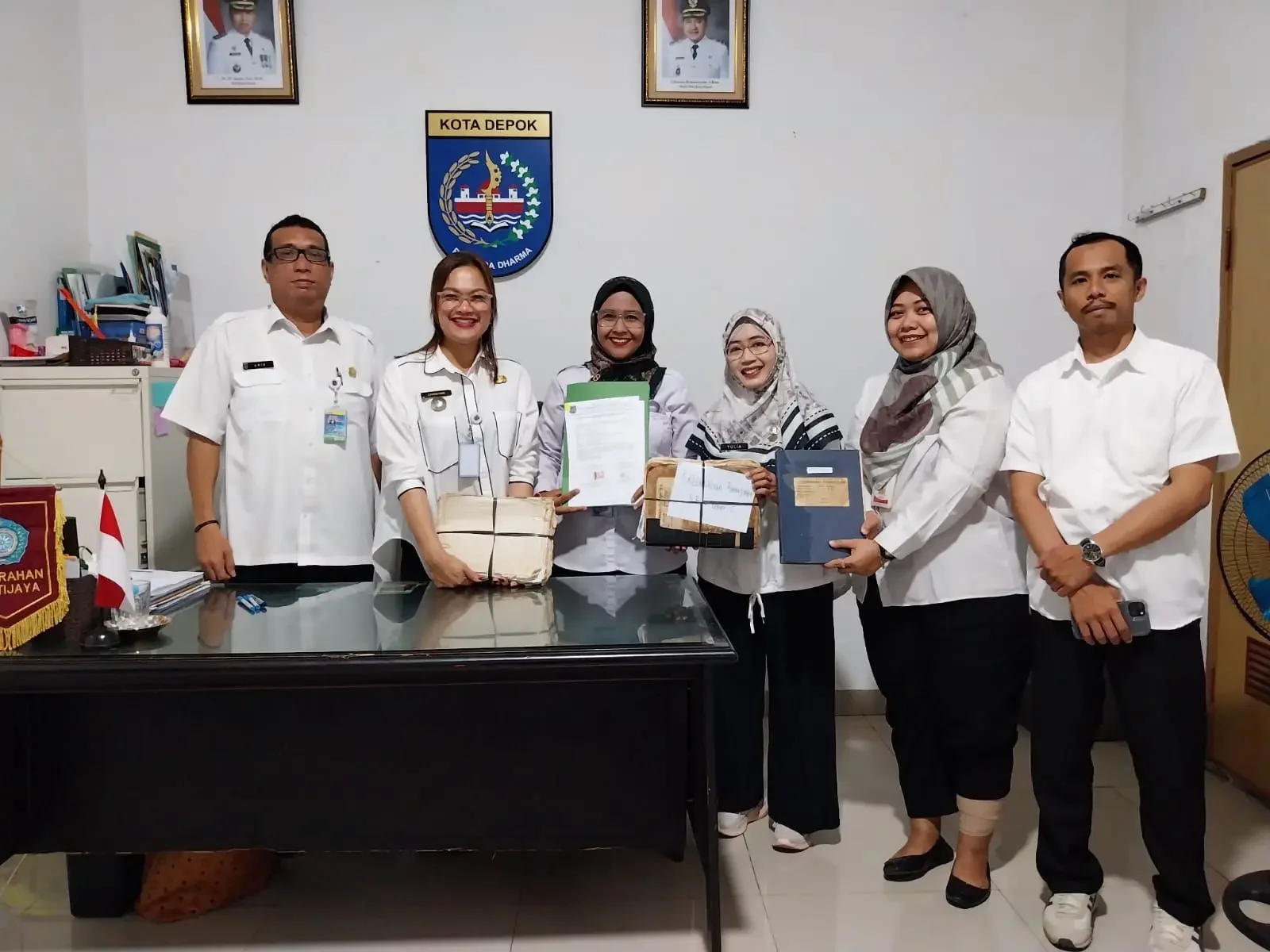 Penyerahan arsip digital Letter C di Kantor Kelurahan Baktijaya, Rabu (19/11/25). (Foto: Dokumentasi Diskarpus)
