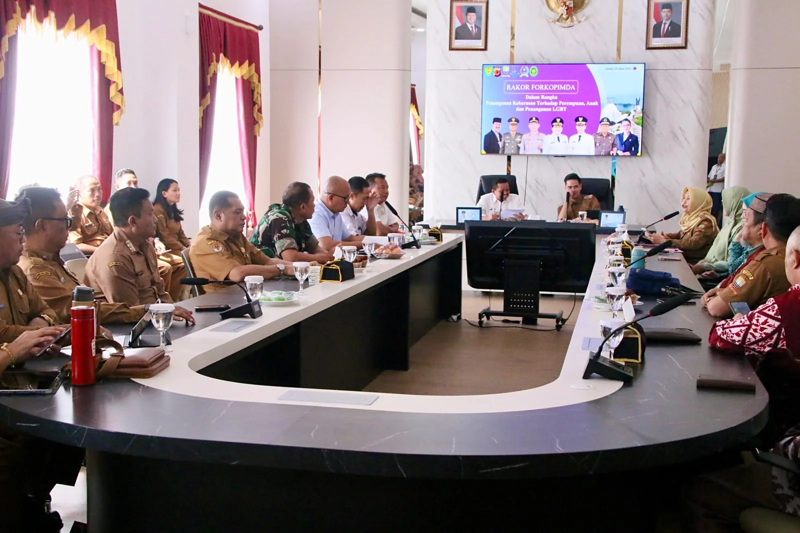 Bupati Sumedang Dony Ahmad Munir yang memimpin rapat tersebut menegaskan, seluruh pihak harus hadir sebagai bagian dari solusi dan saling menguatkan dalam menghadapi berbagai persoalan sosial di masyarakat.Dok-Diskominfosanditik Sumedang