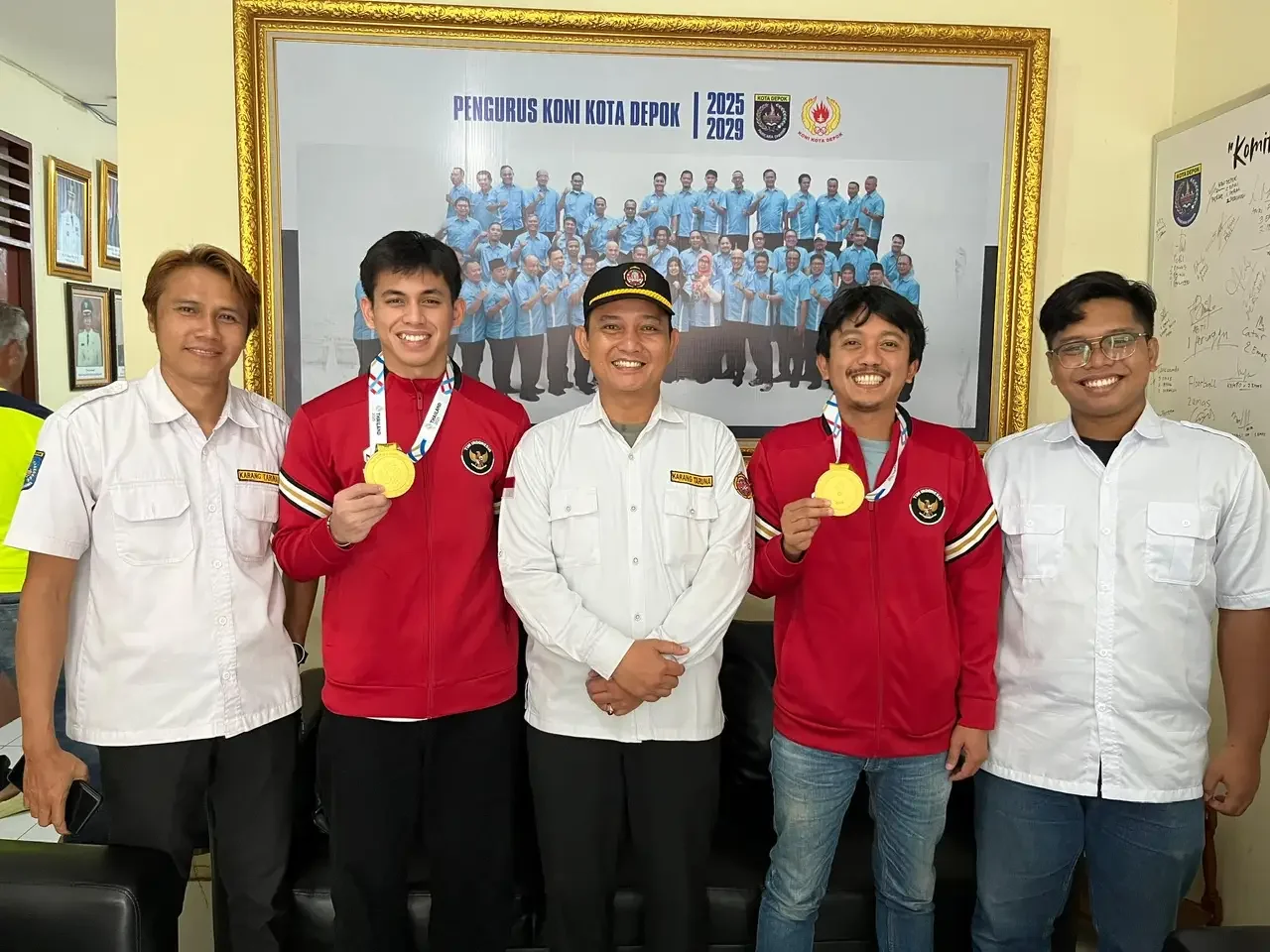 M. Rizky Xavier (kedua dari kiri) dan Ute (kedua dari kanan) saat berkunjung ke Kantor KONI Kota Depok. (Foto: KONI Kota Depok).
