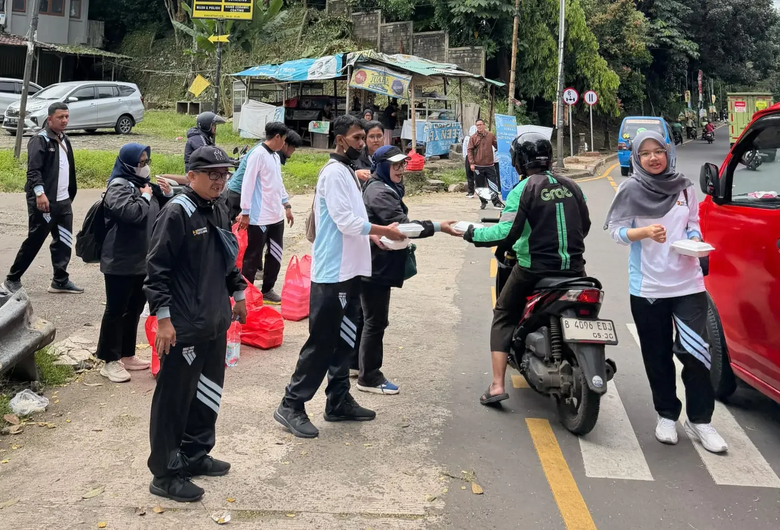 Dinas PUPR Kota Depok menggelar aksi sosial bertajuk “PUPR Berbagi” di sejumlah titik, menyemarakkan Hari Jadi ke-27 Kota Depok, Kamis (09/04/26). (Foto:Dok.Narasumber)