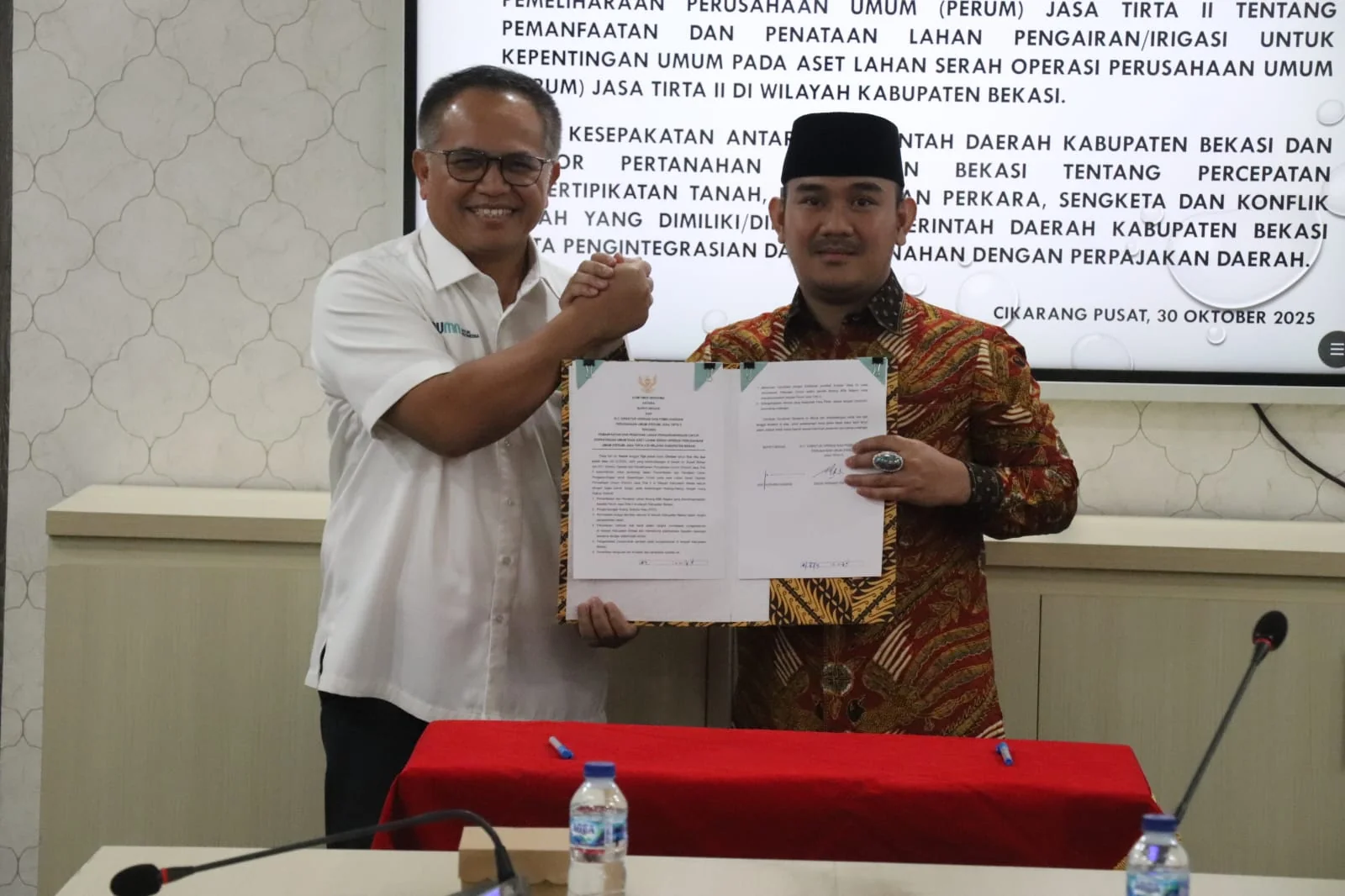 Bupati Bekasi Ade Kuswara Kunang menandatangani Komitmen Bersama dan Nota Kesepakatan dengan Kantor Pertanahan (BPN) Kabupaten Bekasi dan Perum Jasa Tirta II, di Ruang Rapat Bupati, Gedung Bupati Lantai 2, Kamis (30/10/2025). Foto : Andi Imanuddin/Newsroo