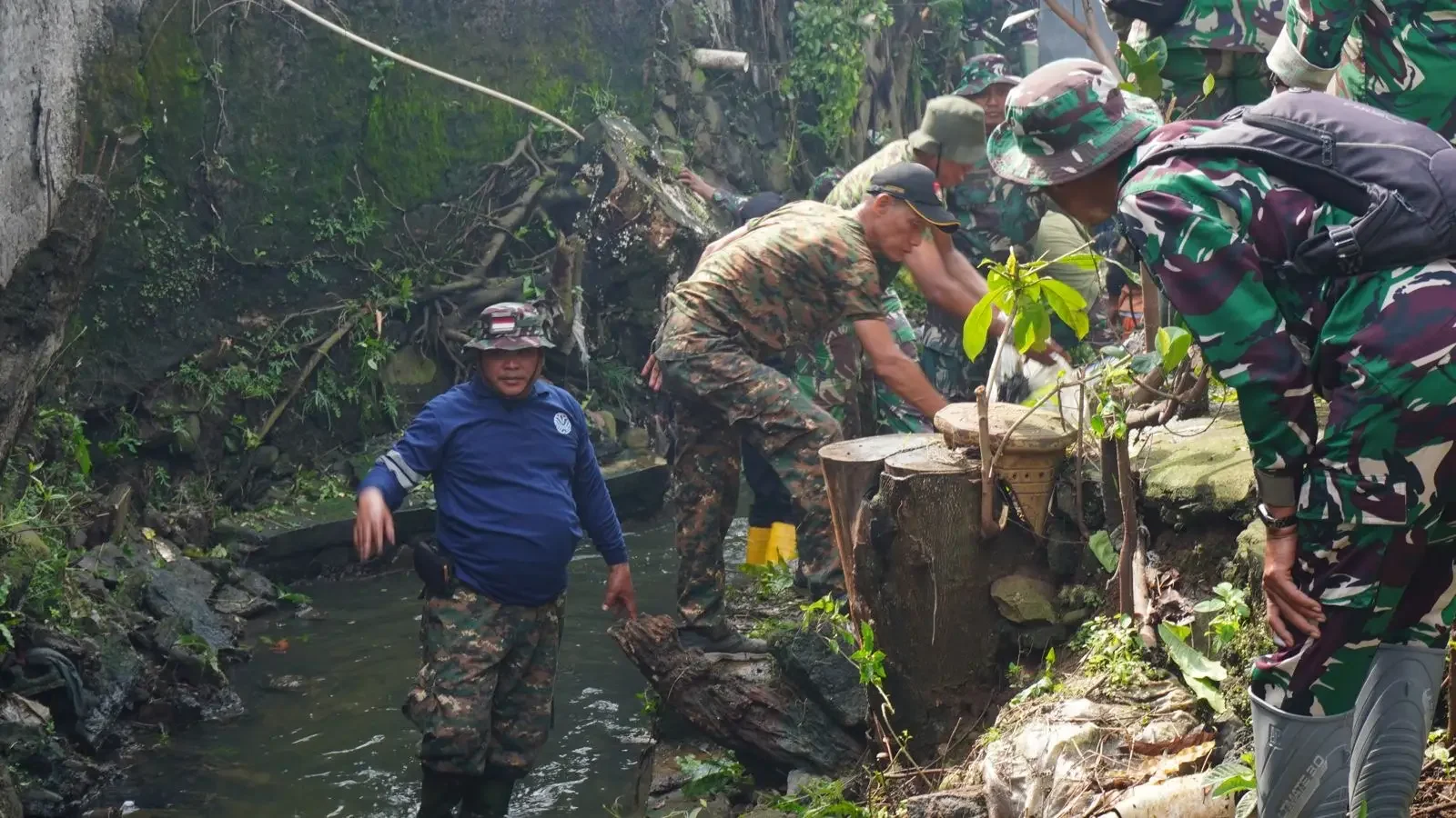 Deputi Bidang Pengendalian Pencemaran dan Kerusakan Lingkungan Kementerian Lingkungan Hidup, Rasio Ridho Sani memberikan arahan pada apel persiapan bersih-bersih Kali Cipinang, di Perumahan Pondok Cibubur RW 08, Kelurahan Cisalak Pasar, Kecamatan Cimanggi